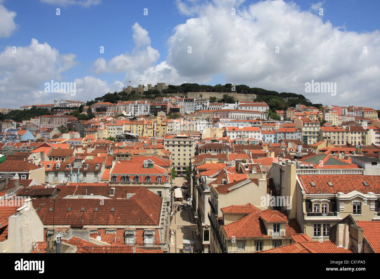Vue de Lisbonne - le château São Jorge et toits de la vieille ville Banque D'Images