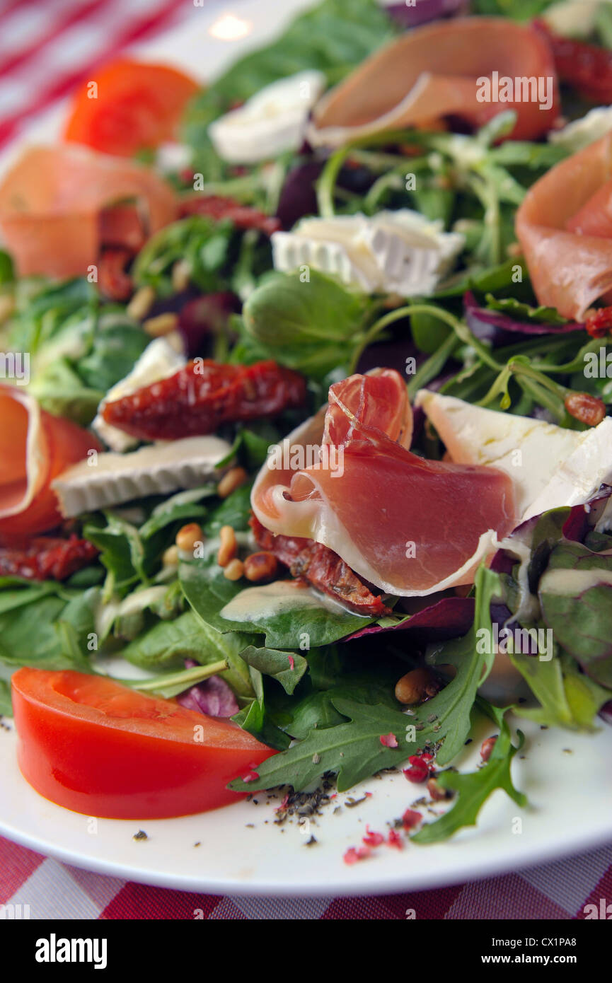Salade de fromage brie au jambon et légumes Banque D'Images