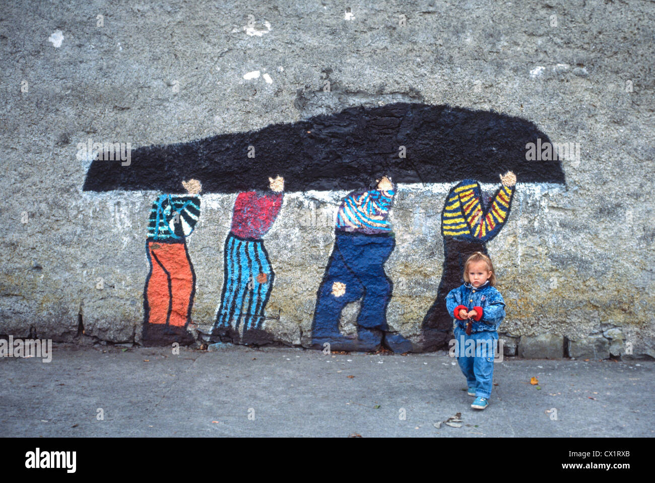 Peinture murale et enfant village de Kinvara Irlande Banque D'Images