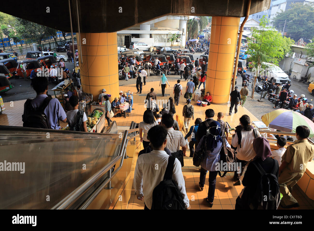 Les chauffeurs de tuk tuk attendent des passagers à la gare de Gambir à Jakarta, Indonésie. Banque D'Images