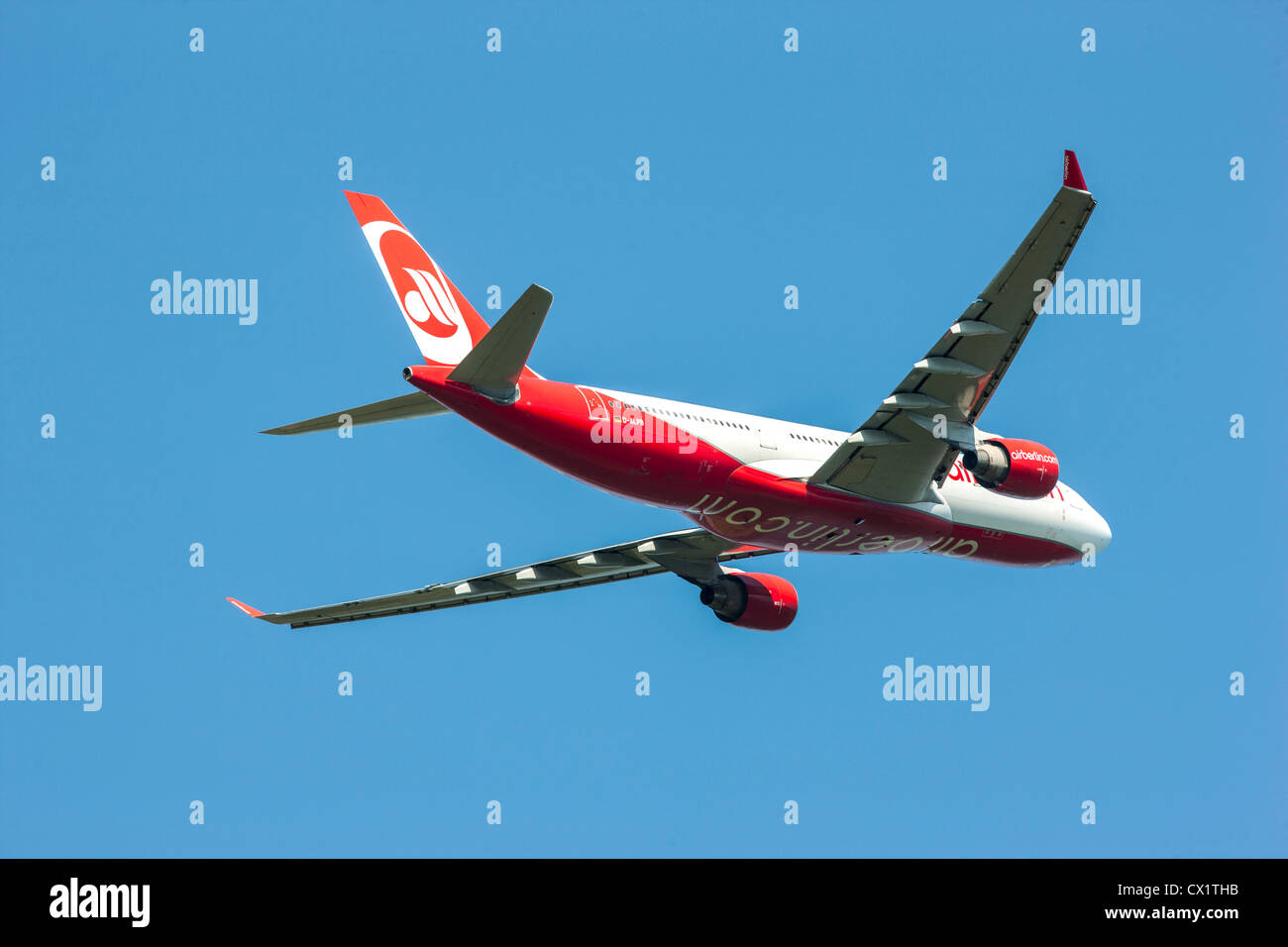 Avion à réaction au décollage à l'Aéroport International de Düsseldorf. Air Berlin, Airbus A330-223, Banque D'Images