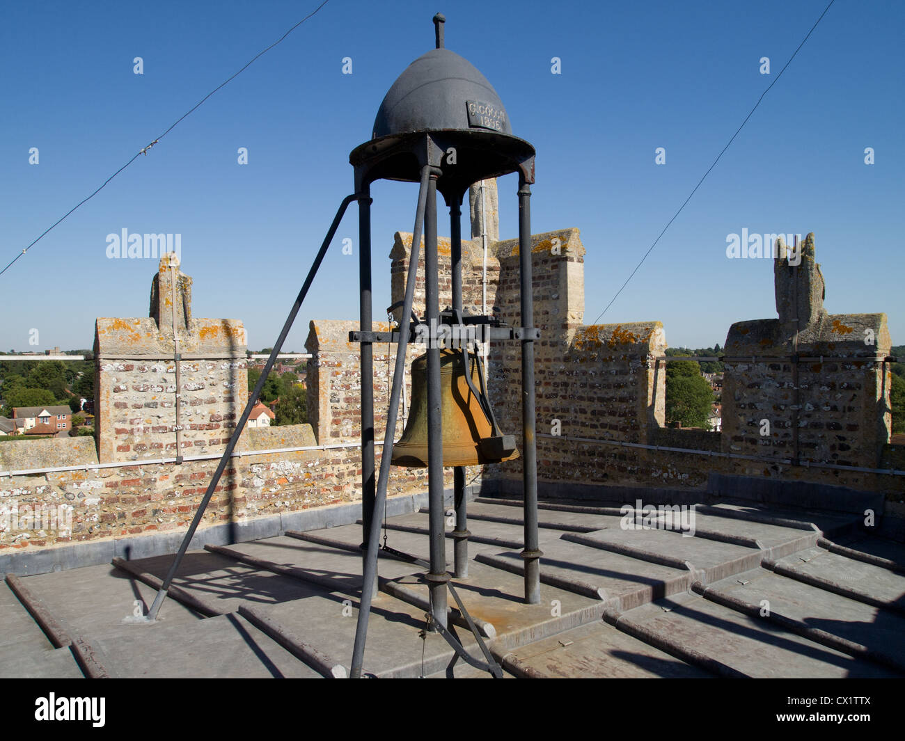 La cloche de l'église victorienne sur le toit de la tour de l'église All Saints à Sudbury, Suffolk, Angleterre. Banque D'Images