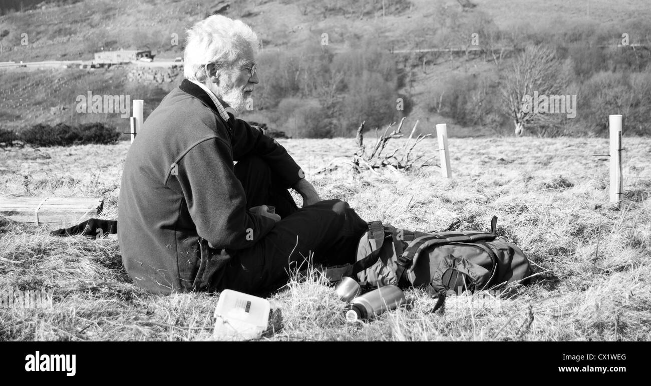 Conservation bénévoles ayant pause repas de la plantation d'arbres dans la région de teesdale dans le nord de l'angleterre Banque D'Images