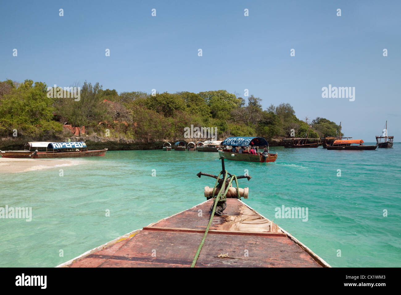 Bateaux de touristes arrivant à l'île de prison (Changuu) ; l'Afrique de Zanzibar Banque D'Images