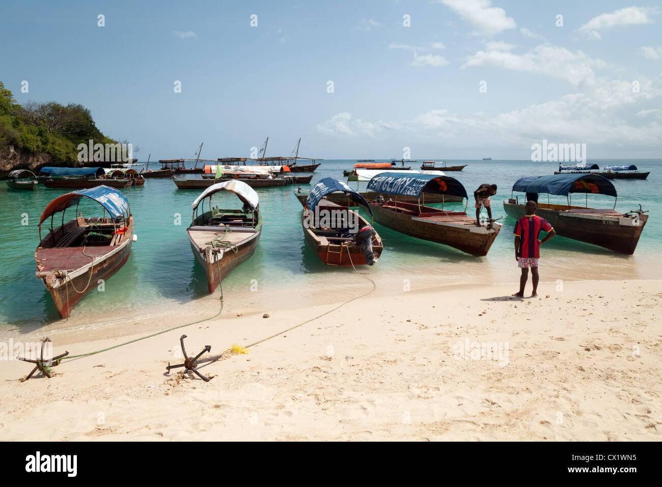 Bateliers amarre leurs bateaux pour les touristes sur la plage, l'île de Prison Zanzibar, Tanzanie, Afrique du Sud Banque D'Images