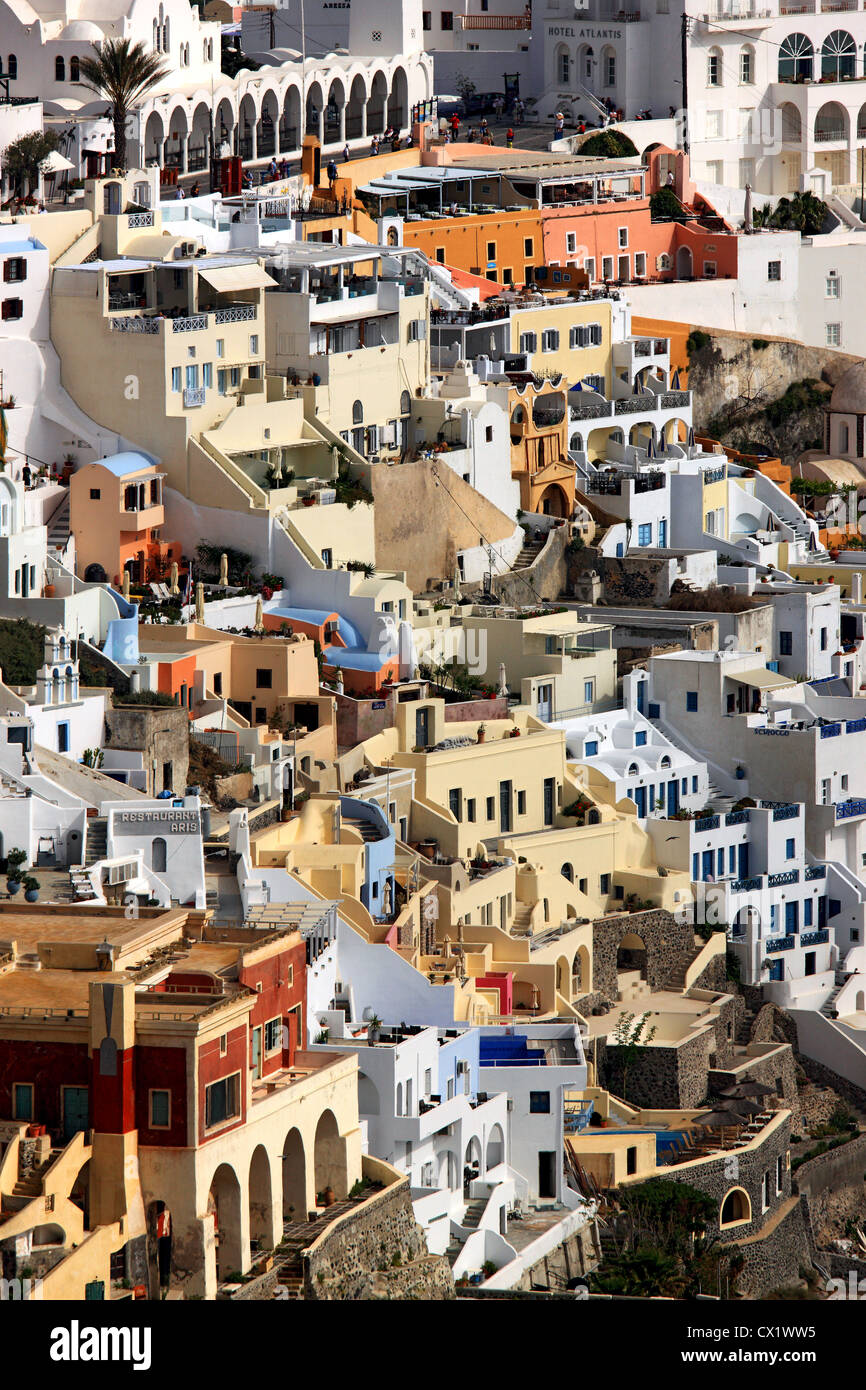 Vue partielle de l'AEIE village, le 'capital' de l'île de Santorin, suspendue au-dessus de la caldeira. Cyclades, Grèce Banque D'Images
