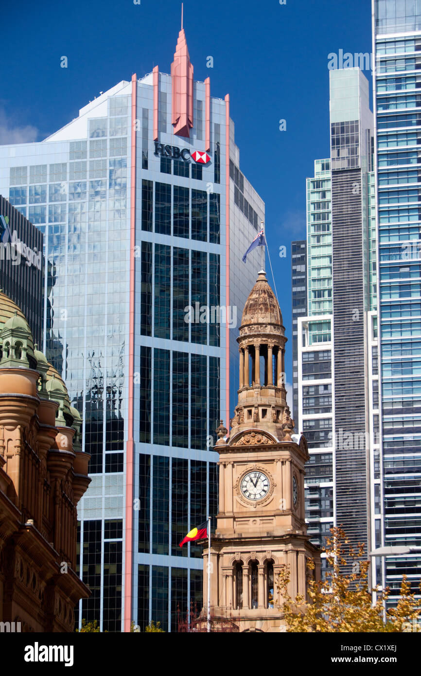 Sydney Town Hall Tower 19e siècle architecture entourée de bâtiments gratte-ciel de bureaux moderne CBD Sydney NSW Australie Banque D'Images
