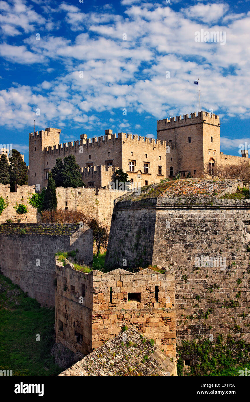 Le palais du Grand Maître, derrière les murs et le fossé de la ville médiévale de Rhodes island, Grèce Banque D'Images