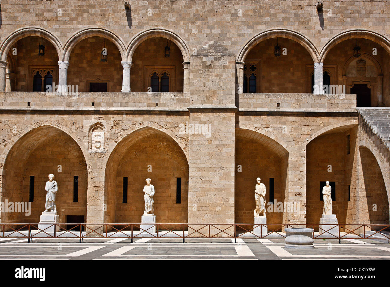 La cour intérieure du palais du Grand Maître, ville médiévale de l'île de Rhodes, Dodécanèse, Grèce. Banque D'Images