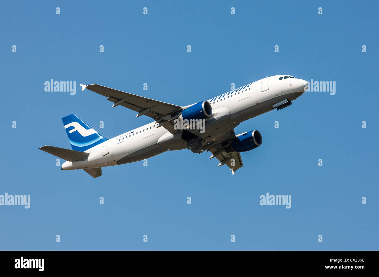 Passenger jet plane taking off forme l'Aéroport International de Düsseldorf. Finnair, Airbus A320, Banque D'Images