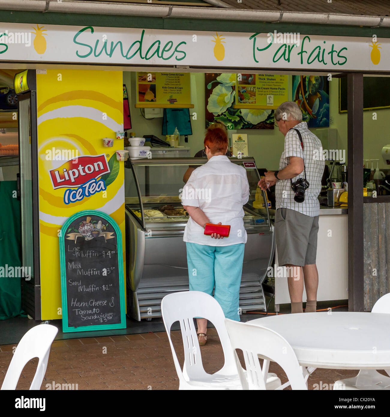 Couple qui achète des glaces à la big Pineapple Banque D'Images
