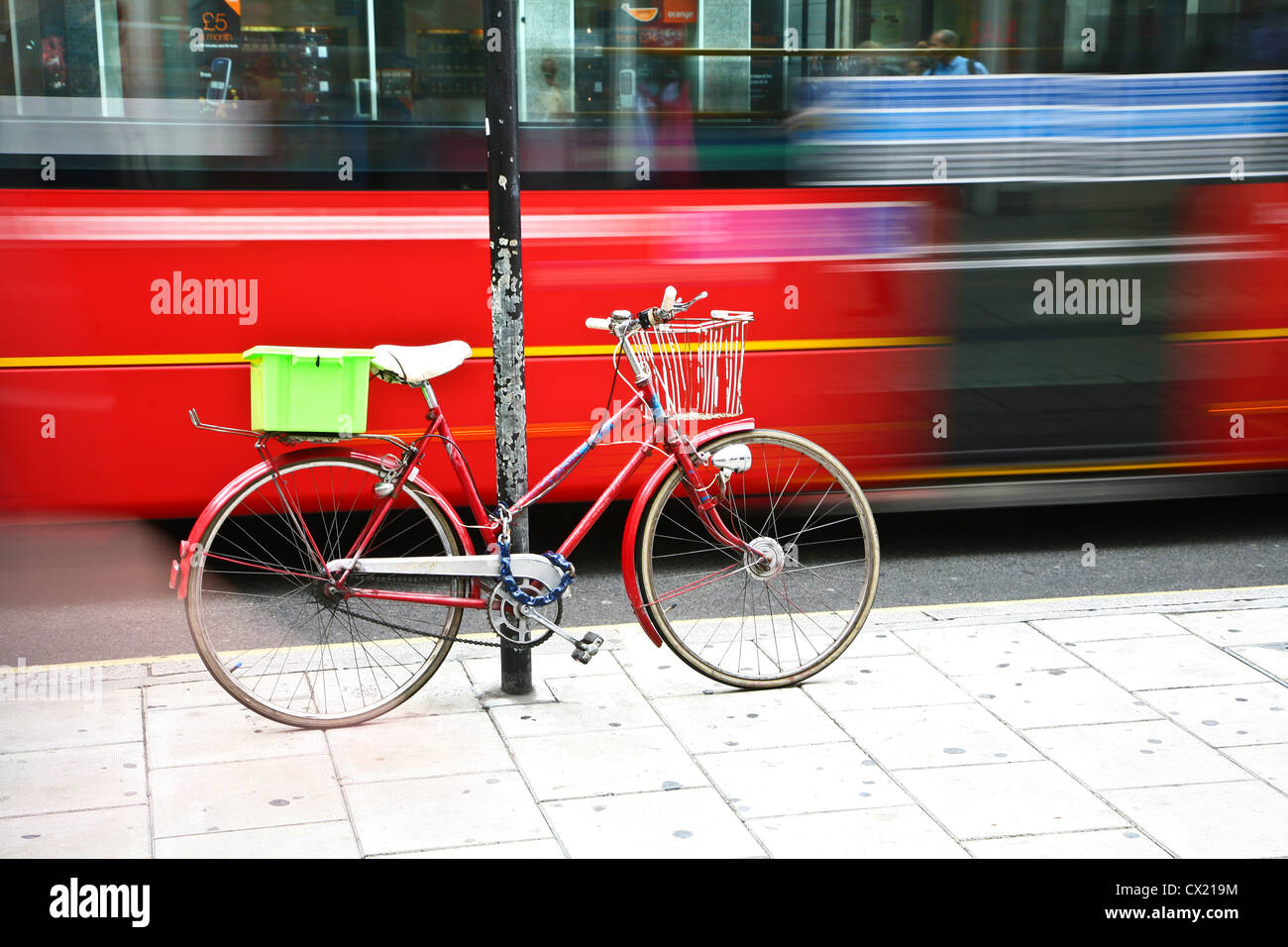 En bus de Londres. Vélo dans l'avant-plan Banque D'Images