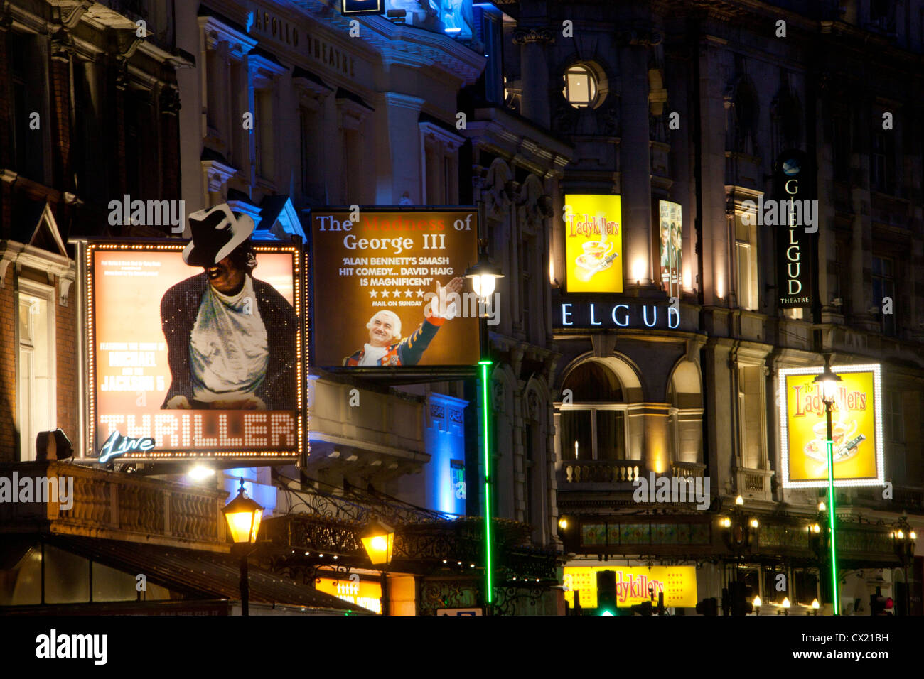 Close-up de panneaux sur Lyric, Apollo et Théâtres Gielgud la nuit Shaftesbury Avenue West End de Londres Angleterre Royaume-uni Theatreland Banque D'Images