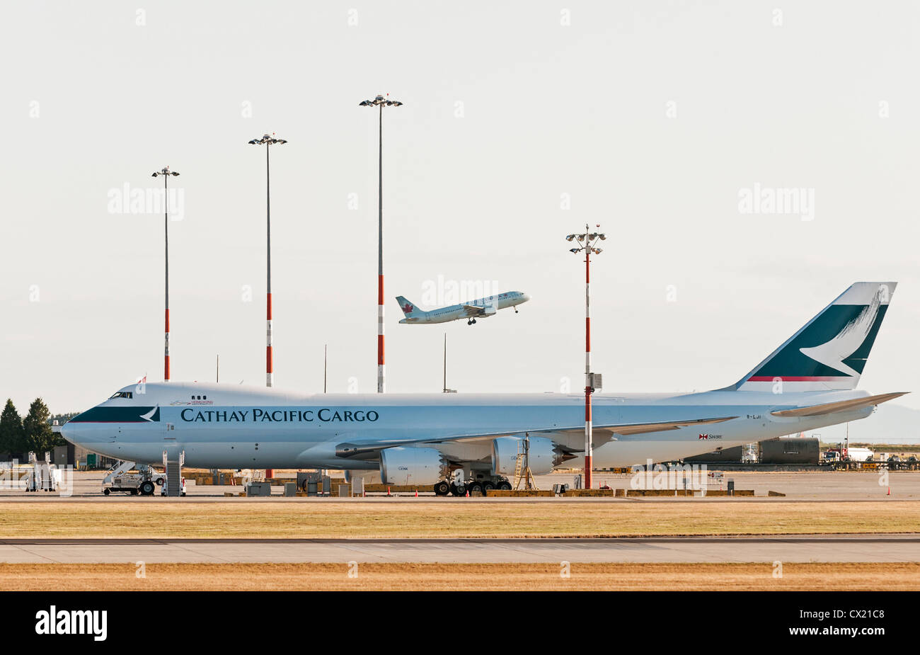 Un Cathay Pacific cargo Boeing 747-8F air cargo freighter garé sur le tarmac de l'Aéroport International de Vancouver, Canada. Banque D'Images