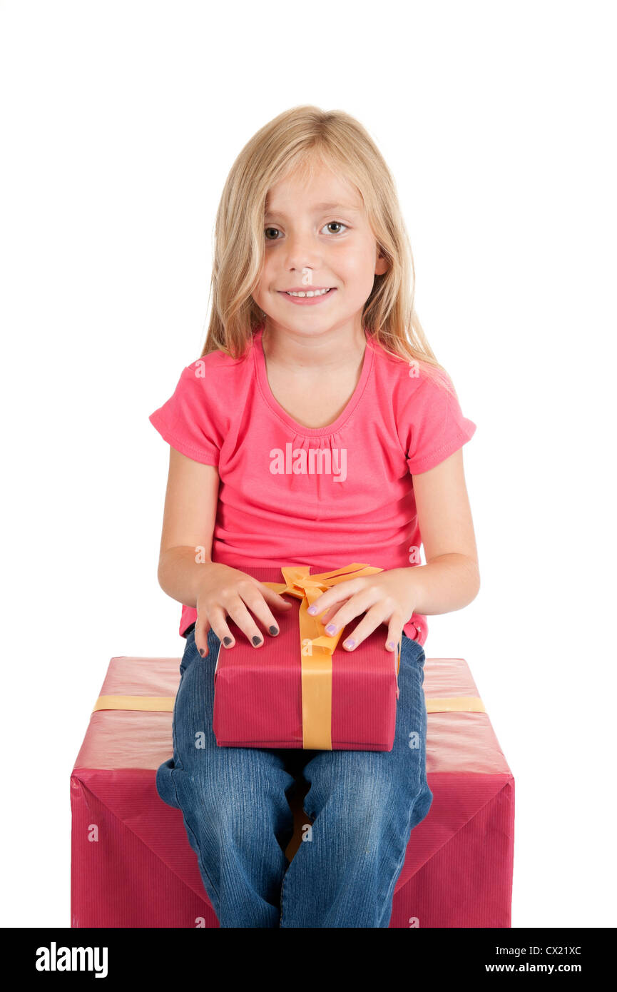 Petite fille avec des cadeaux d'anniversaire, isolé sur fond blanc Banque D'Images