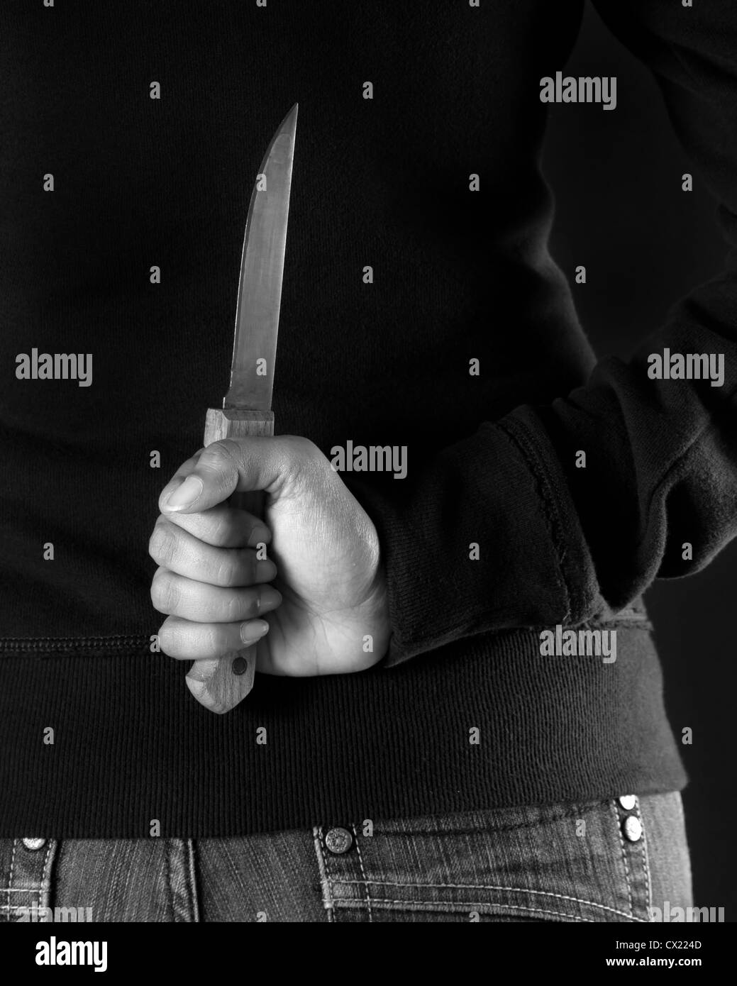 Les femmes détenant un couteau sur le point de commettre un crime Banque D'Images