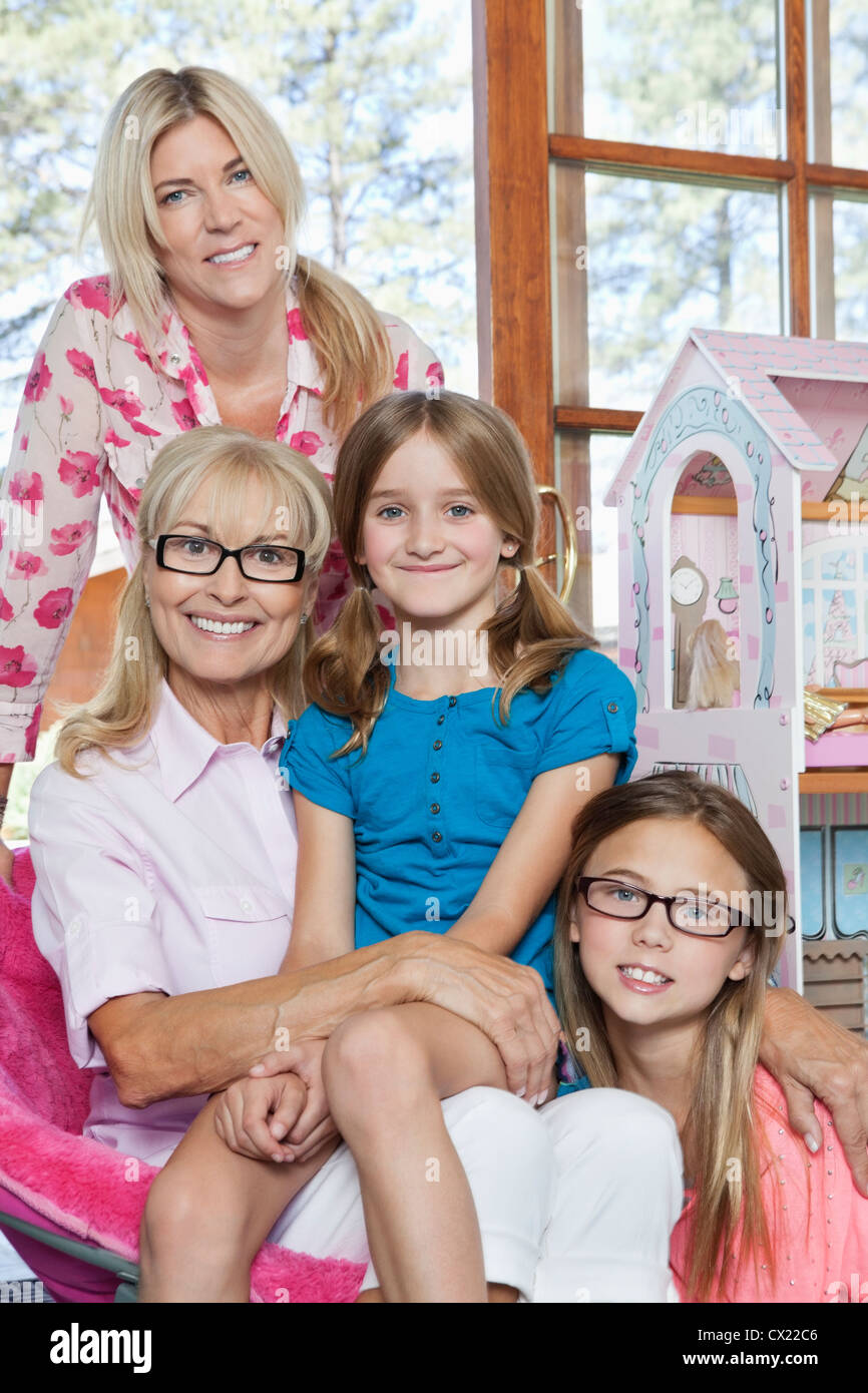 Portrait d'une génération multi family smiling together Banque D'Images