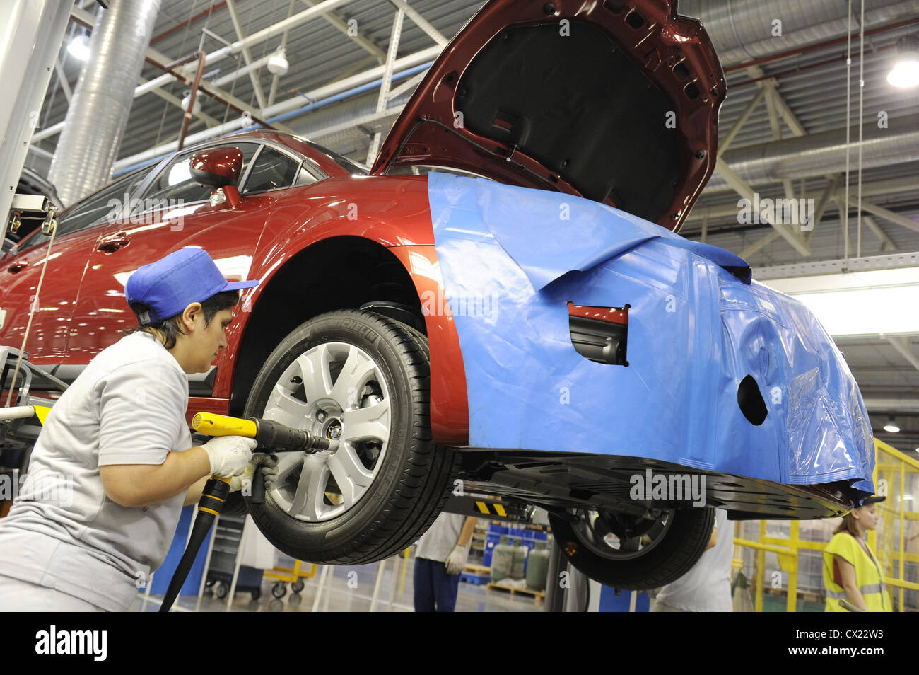 Région de Kalouga, en Russie. Le 20 juillet 2010. Les travailleurs sur la ligne de montage de la Citroen C4 neuve à l'usine de PSA Peugeot-Citroën. (Photo l'agence ITAR-TASS/ Alexei Filippov) . . 20 . Citroen PSA Peugeot-Citroën '4'. -/ Banque D'Images
