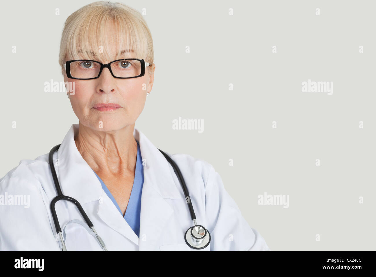 Portrait d'une femme médecin avec stéthoscope autour du cou sur fond gris Banque D'Images