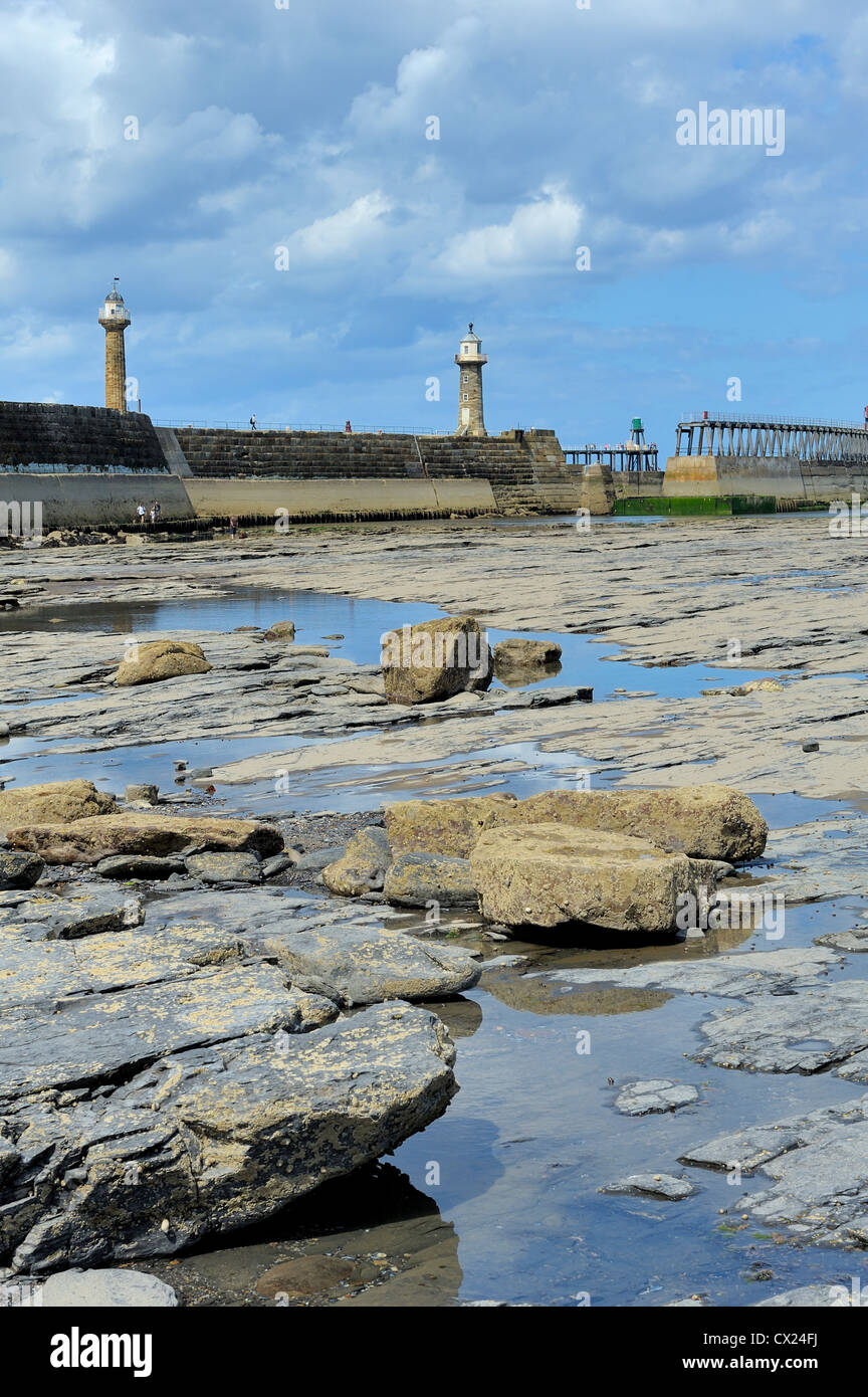 Whitby phares à marée basse côte nord Yorkshire england uk Banque D'Images