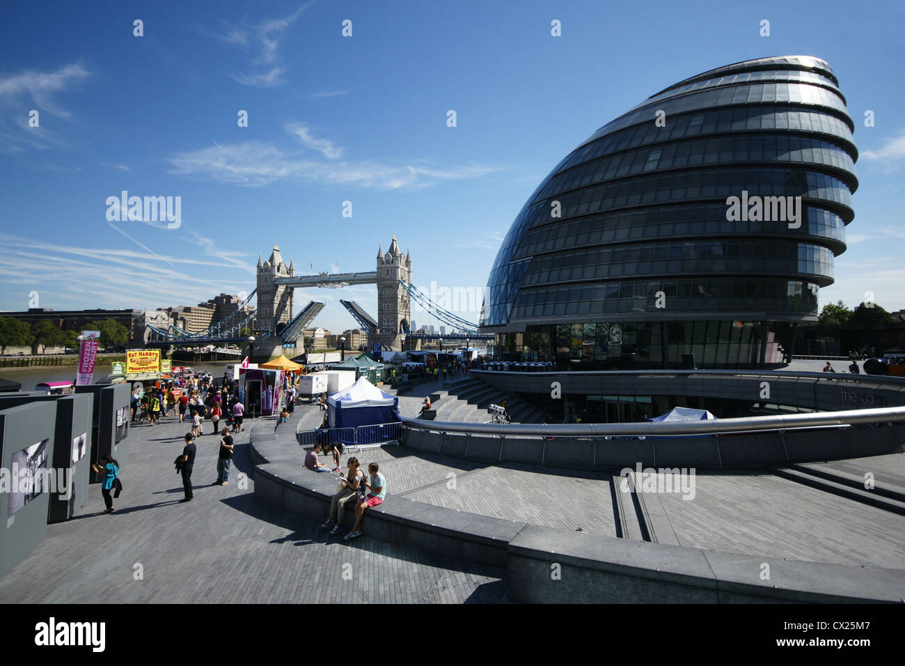 Tower Bridge et le City Hall de Londres Plus sur la Tamise Banque D'Images