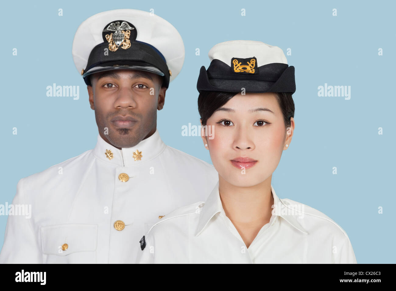 Portrait de deux officiers de l'US Navy ethniques sur fond bleu clair Banque D'Images