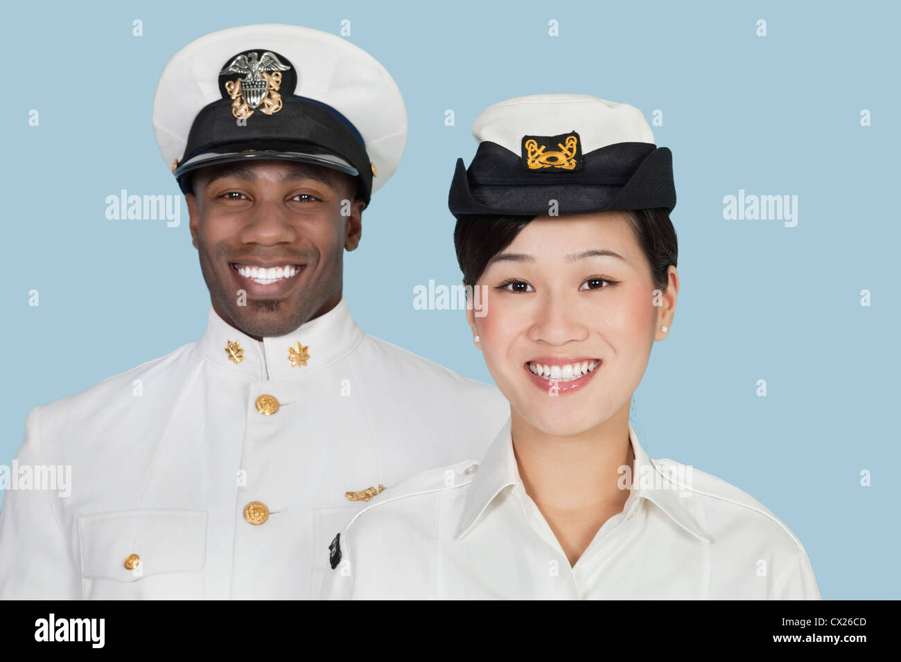 Man-nous de la Marine smiling over light blue background Banque D'Images