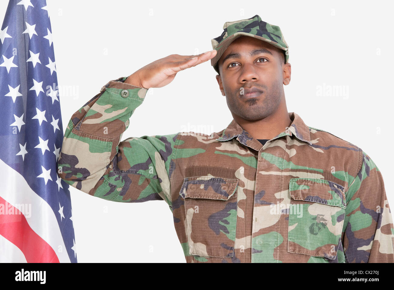 Portrait de l'US Marine Corps soldier saluting drapeau américain sur fond gris Banque D'Images