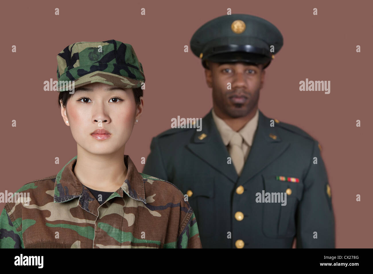 Portrait de jeune femme soldat de l'US Marine Corps avec homme en arrière-plan Banque D'Images