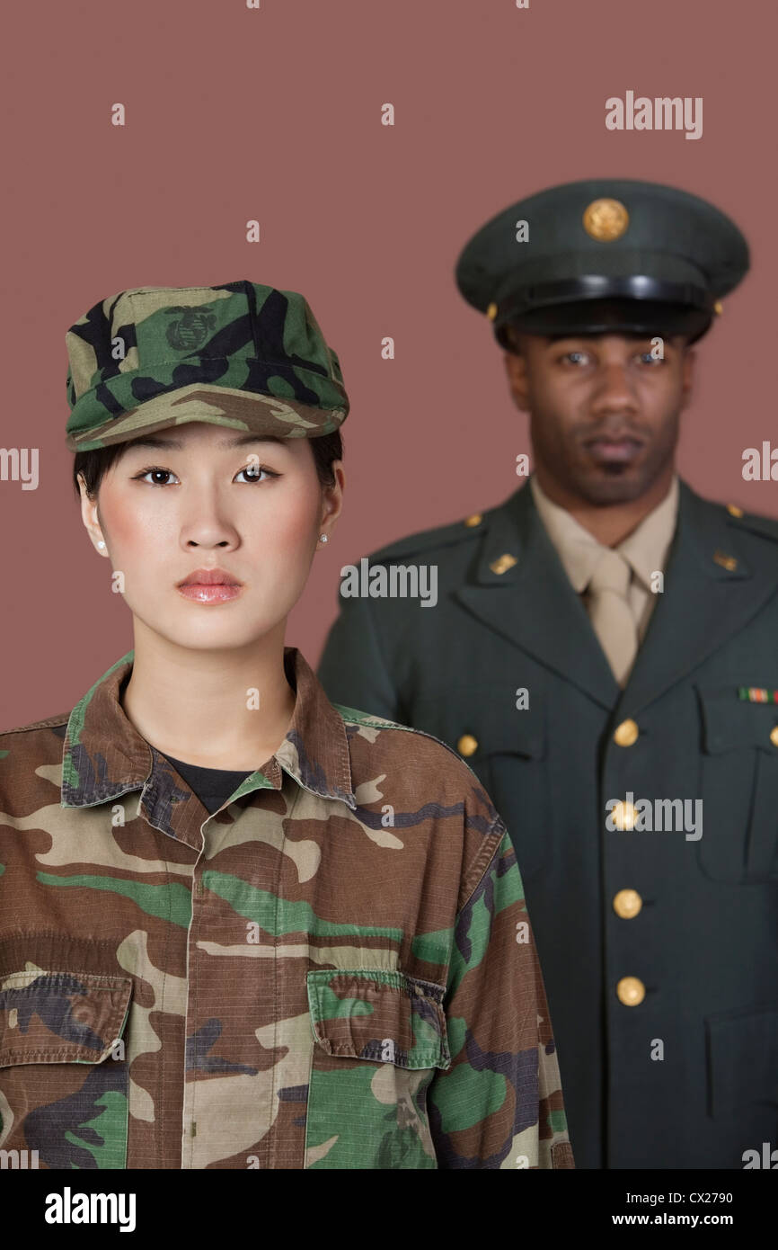 Portrait de jeune femme soldat de l'US Marine Corps avec homme en arrière-plan Banque D'Images