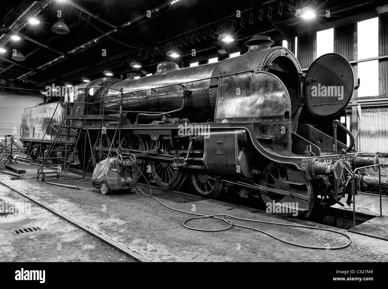 Un moteur à vapeur en cours de maintenance au moteur Grosmont jette sur le North Yorkshire Moors railway Banque D'Images