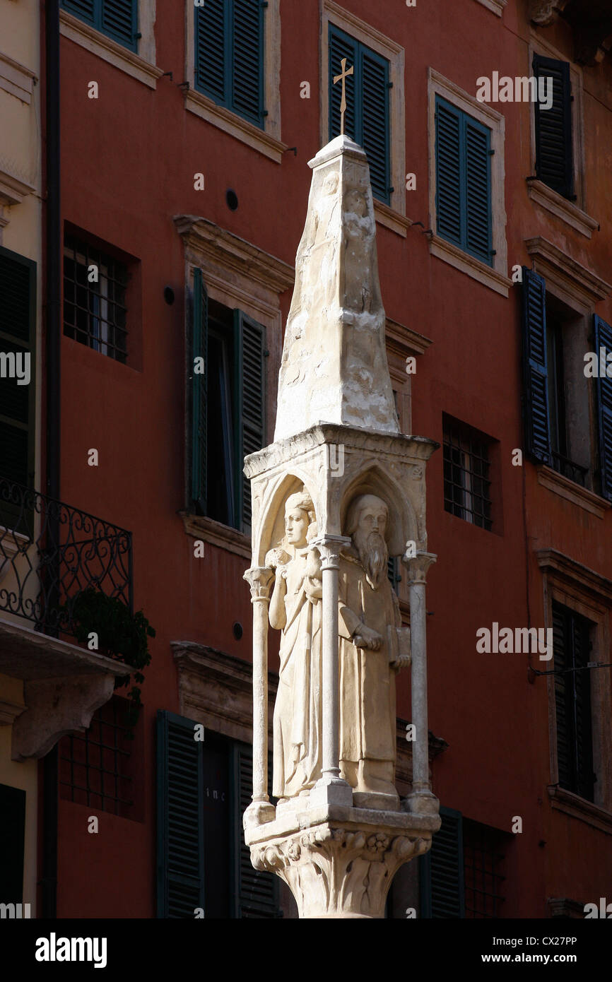 Petite sculpture religieuse sur un piédestal dans le centre-ville de Vérone.Italie. Banque D'Images