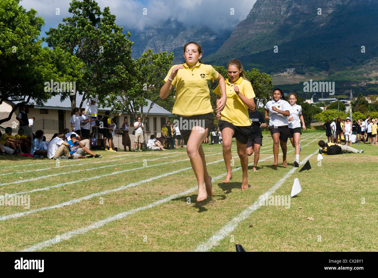 L'exécution de la concurrence à la journée des sports de St George's School, Cape Town, Afrique du Sud Banque D'Images