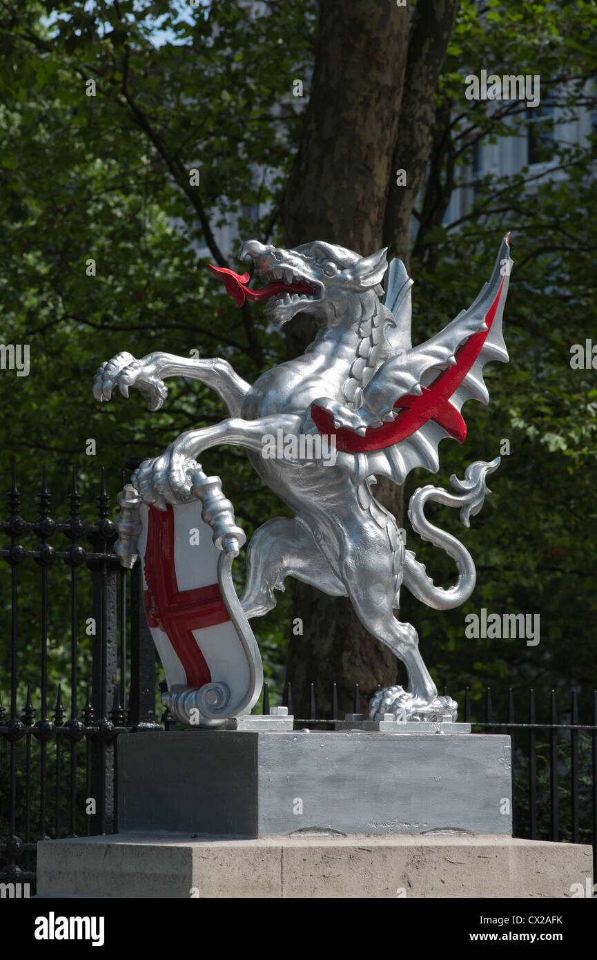 Ville de London Griffin la borne frontière, Victoria Embankment, London, Royaume-Uni Banque D'Images