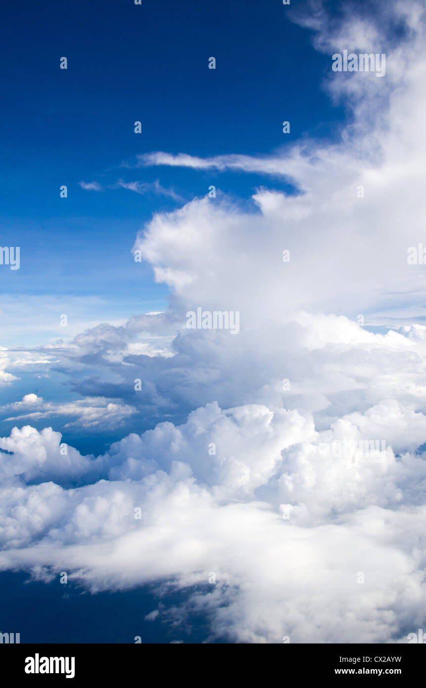 Ciel et nuages de fond d'antenne Banque D'Images