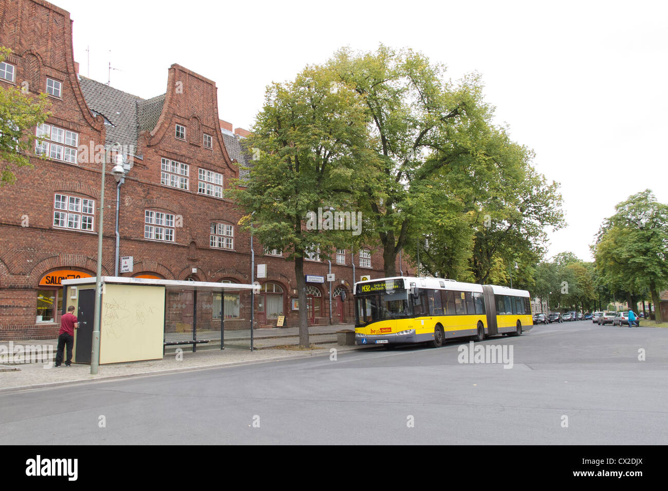 L'ancien mur de Berlin Ouest, région à Staaken Berlin avec un BVG bendy bus à l'arrêt Banque D'Images