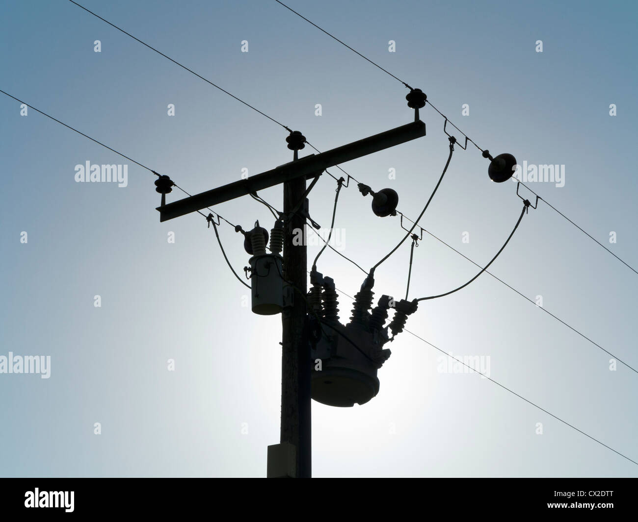 Soleil derrière poteau d' électricité et de câbles, Lakeland fells, Cumbria, Angleterre Banque D'Images