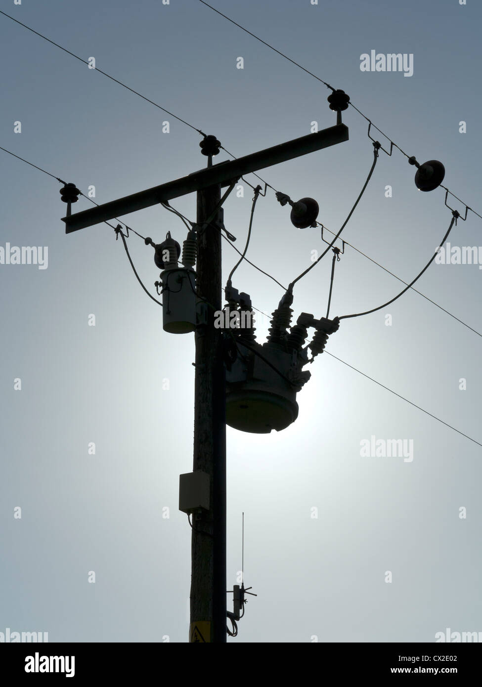 Soleil derrière poteau d' électricité et de câbles, Lakeland fells, Cumbria, Angleterre Banque D'Images