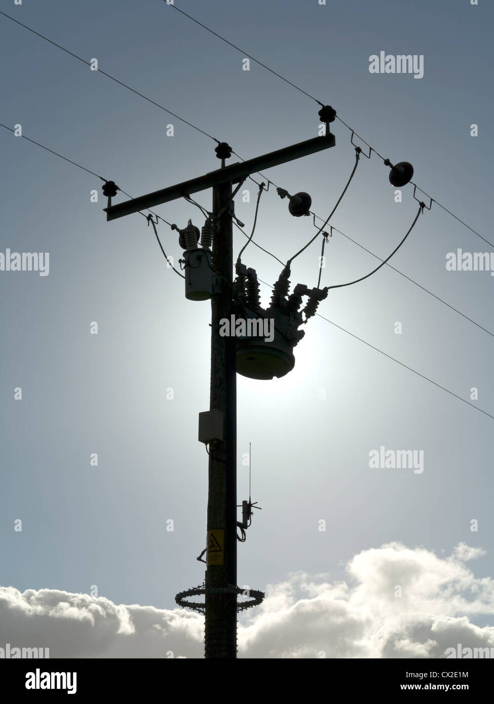 Soleil derrière poteau d' électricité et de câbles, Lakeland fells, Cumbria, Angleterre Banque D'Images