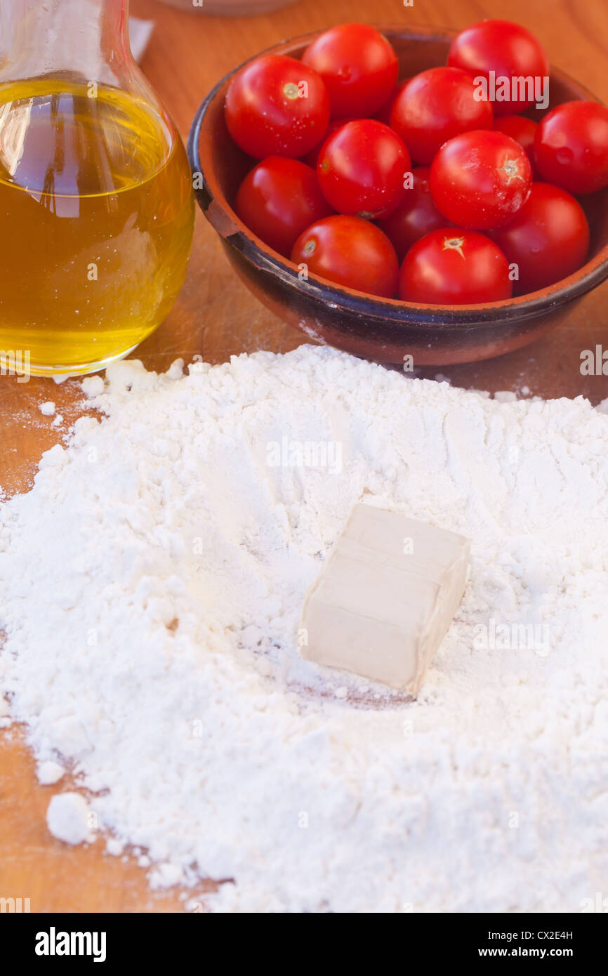 Ingrédients pour faire un bon pain focaccia italienne Banque D'Images