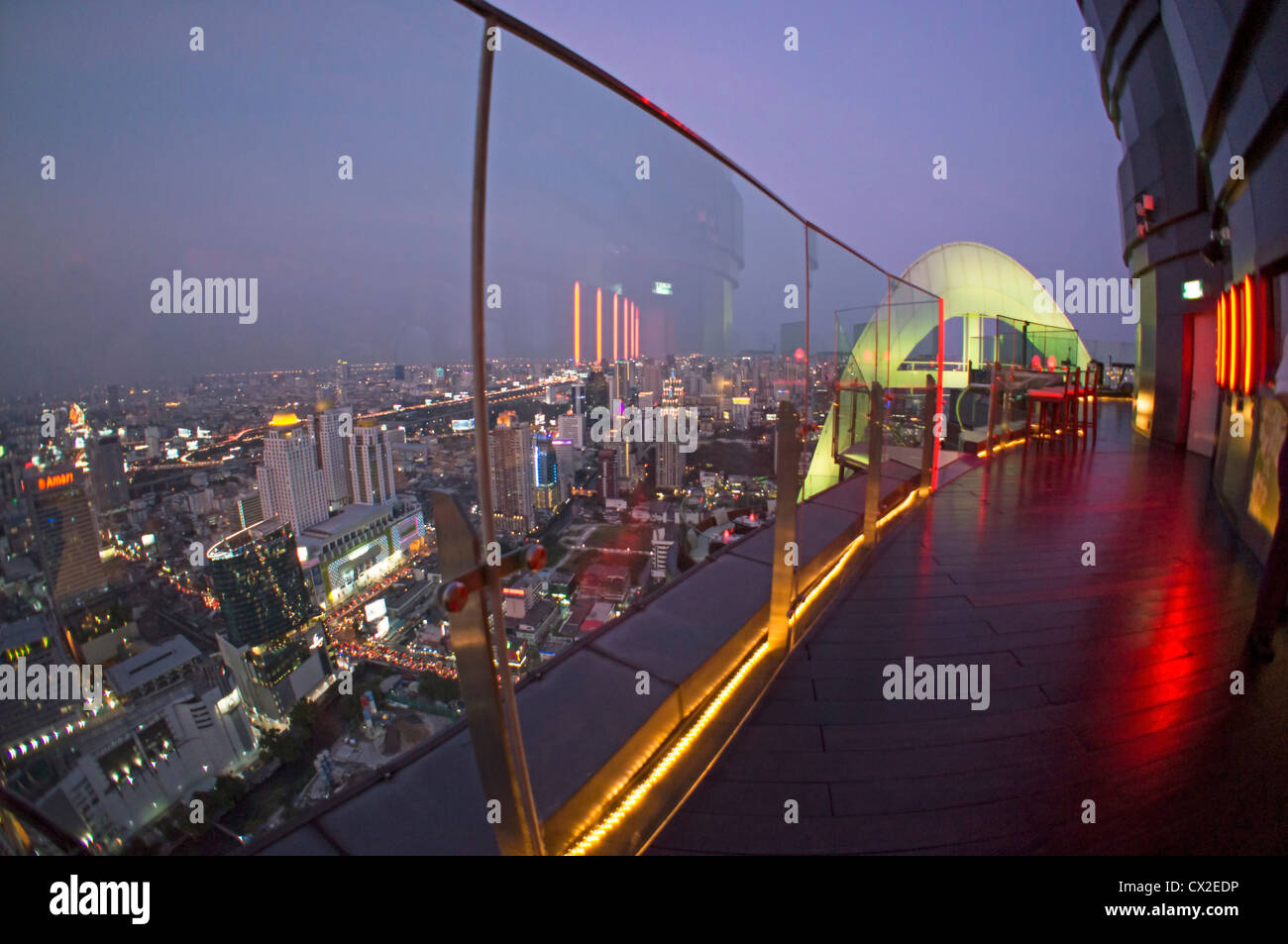 Red Sky Bar sur le toit au Centara Grand Bangkok , Thaïlande Banque D'Images