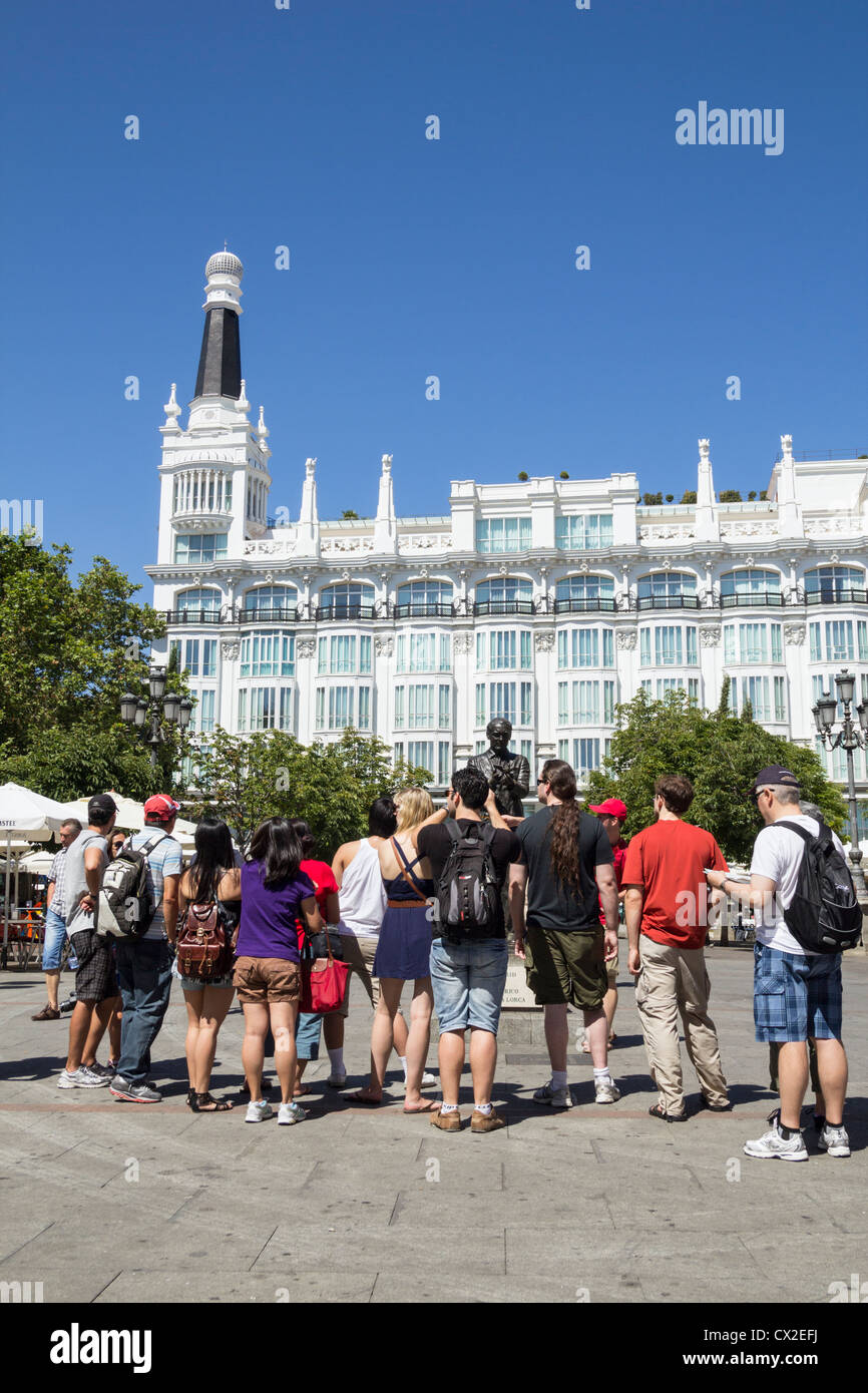 Les touristes avec le guide sur la Plaza de Santa Ana de Madrid, Espagne Banque D'Images