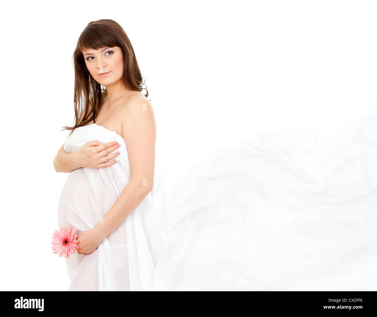 Femme enceinte (semaine 28) avec châle en mousseline blanche Banque D'Images