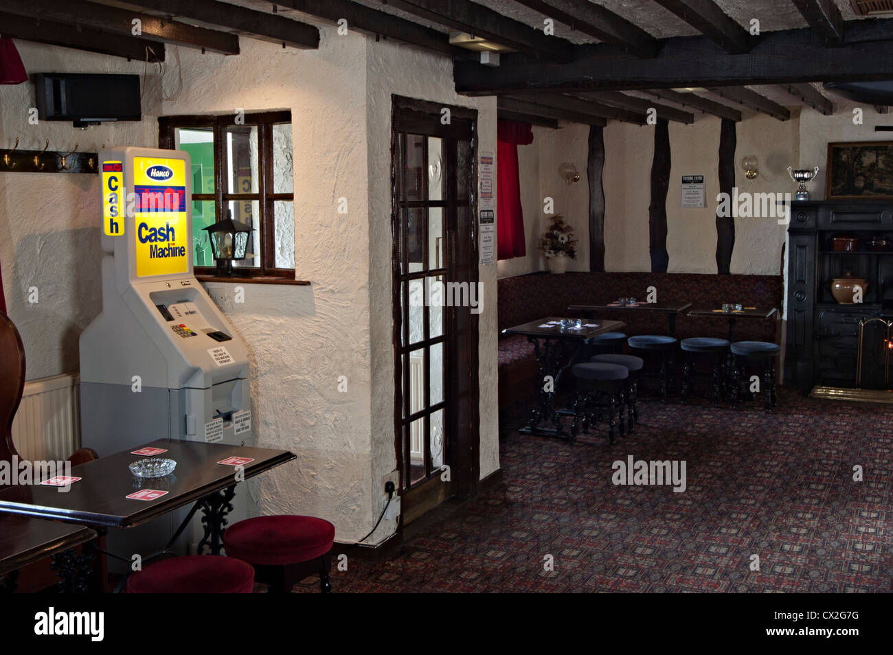 Un lien automatique dans un petit village pub britannique Banque D'Images