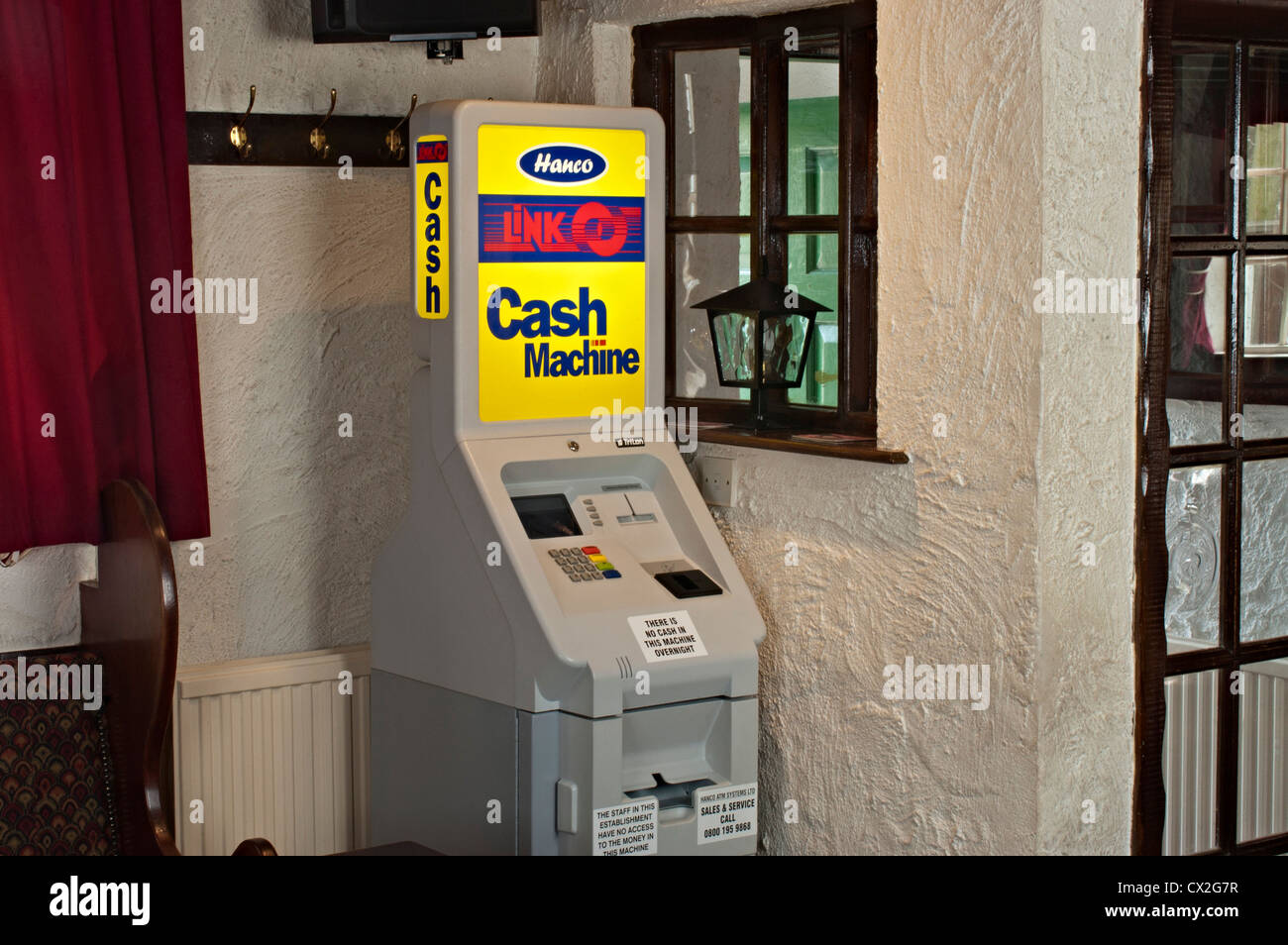 Un lien automatique dans un petit village pub britannique Banque D'Images