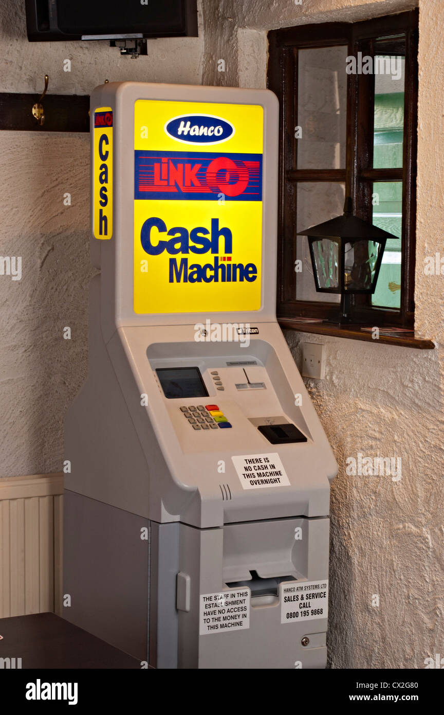 Un lien automatique dans un petit village pub britannique Banque D'Images