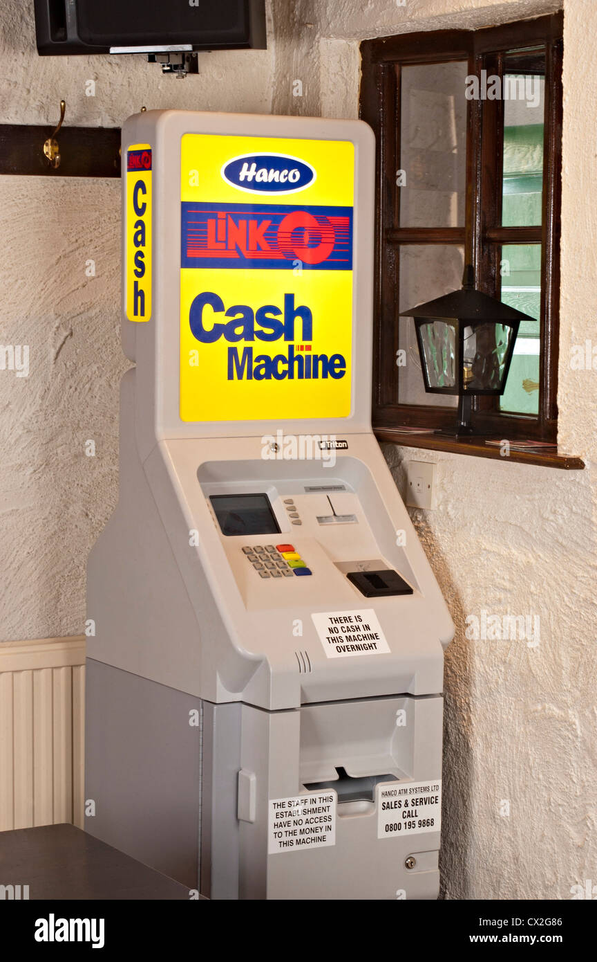 Un lien automatique dans un petit village pub britannique Banque D'Images