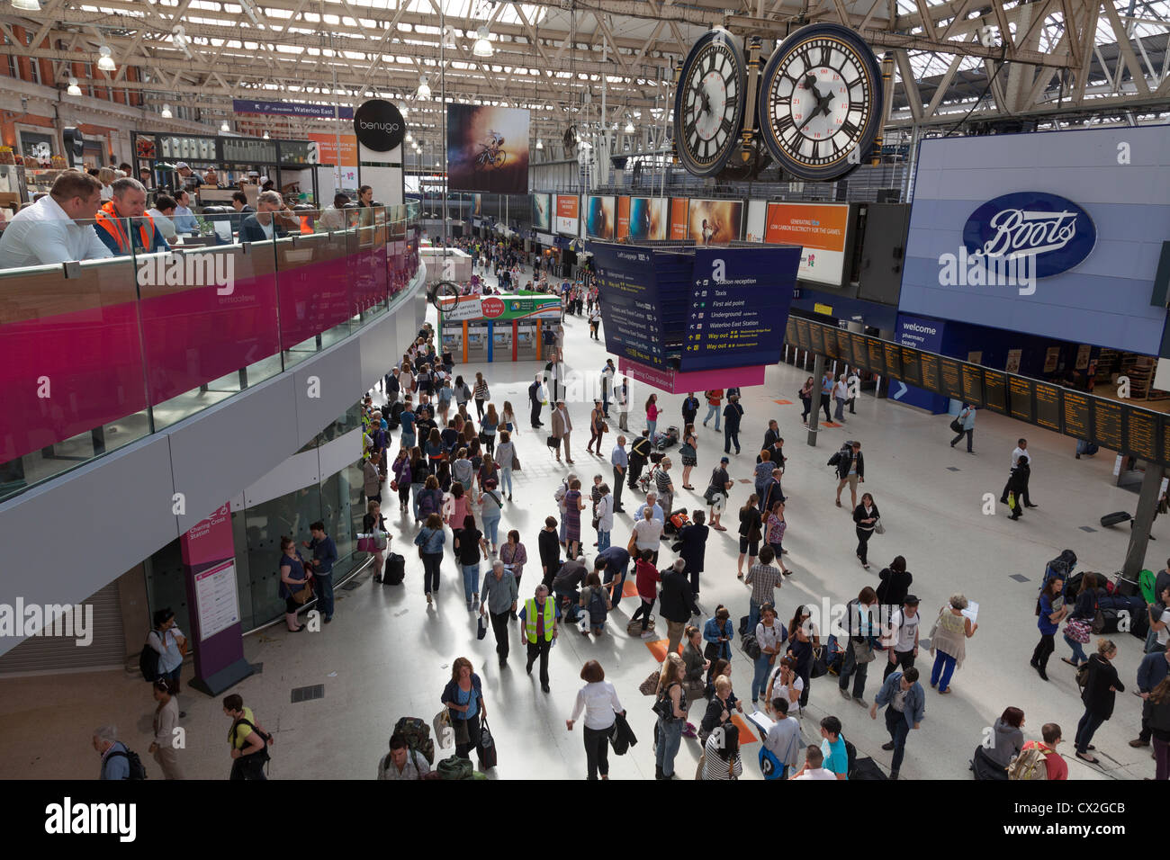 En vertu de l'horloge au centre de la gare Waterloo à Londres à partir d'un point de vue élevé. Banque D'Images