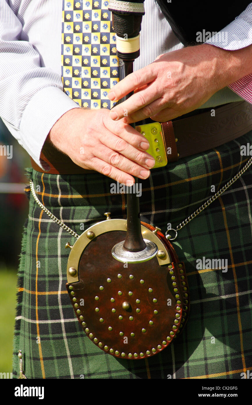 Homme portant un costume traditionnel sac jeu-pipes, au Royaume-Uni. Banque D'Images