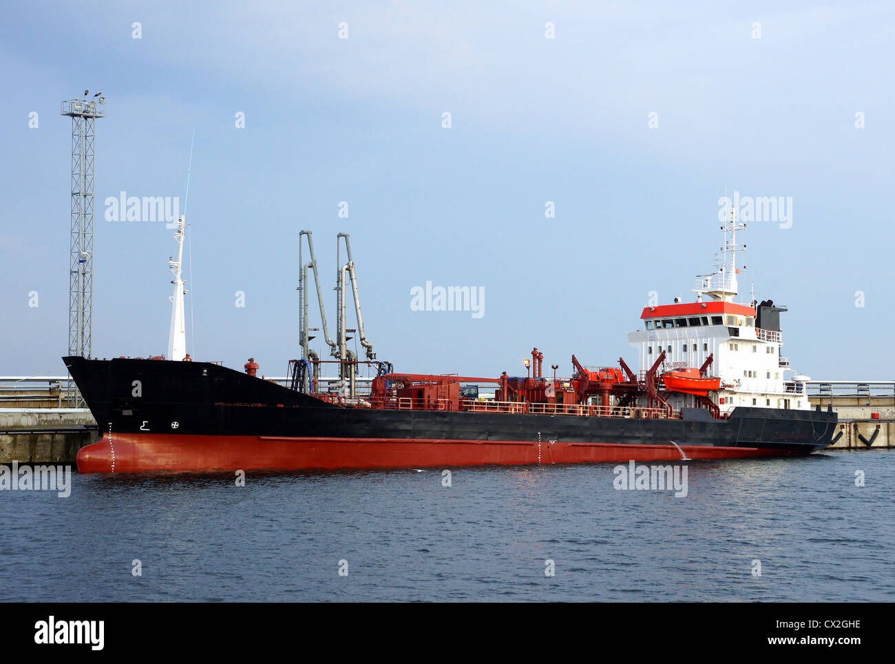 Le pétrolier est amarré dans le port Banque D'Images